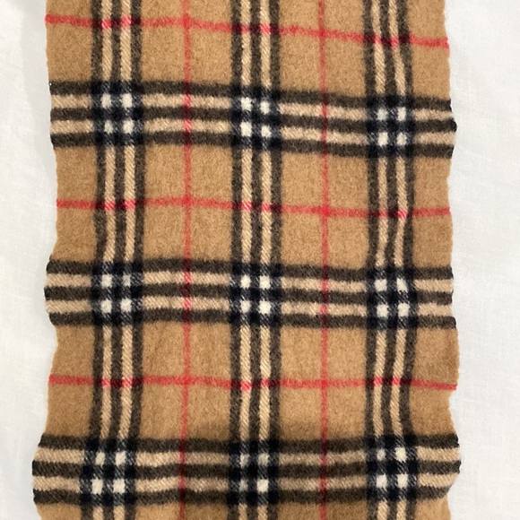 Burberry signature scarf - Picture 3 of 3